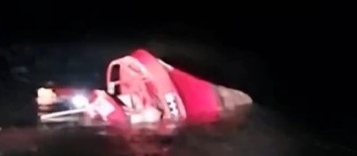 Imagen del barco hundiéndose.

REMITIDA / HANDOUT por GARDACOSTAS
Fotografía remitida a medios de comunicación exclusivamente para ilustrar la noticia a la que hace referencia la imagen, y citando la procedencia de la imagen en la firma
20/2/2026