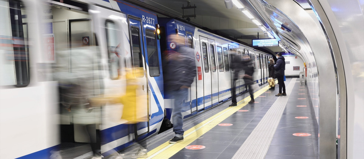 Varias personas entran en un vagón de la estación de Metro de Gran Vía