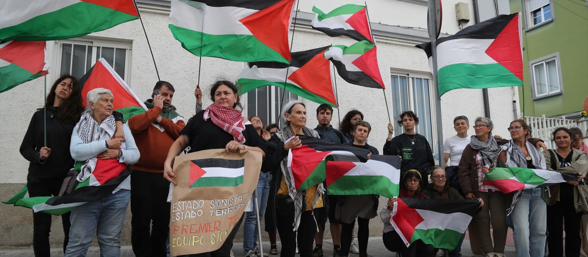 Manifestantes propalestinos a las puertas de la Comandancia de la Guardia Civil de Lugo