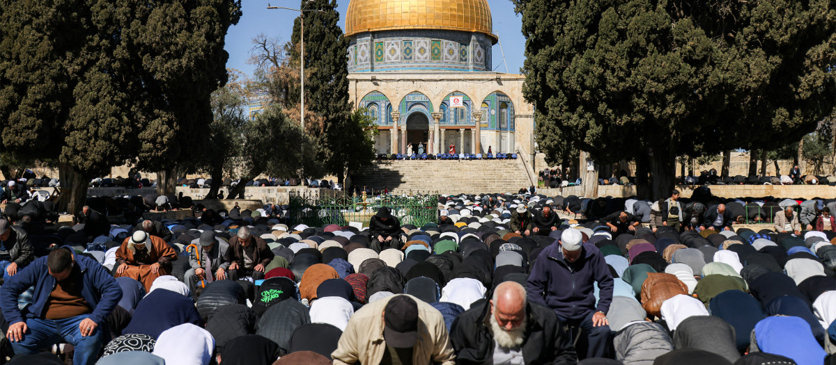 Fieles musulmanes realizan las oraciones del primer viernes del mediodía del mes sagrado de Ramadán cerca del santuario de la Cúpula de la Roca en el recinto de la mezquita de Al-Aqsa en la ciudad vieja de Jerusalén