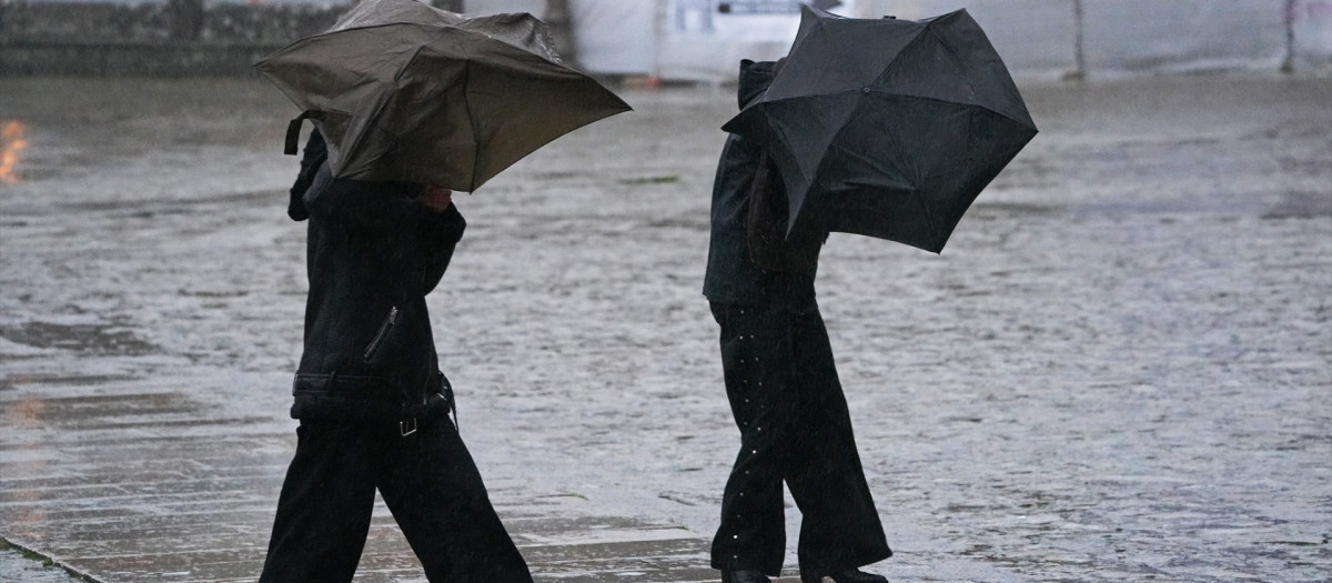 (Foto de ARCHIVO)
Varias personas intentan sujetar sus paraguas, a 26 de enero de 2026, en Santiago de Compostela