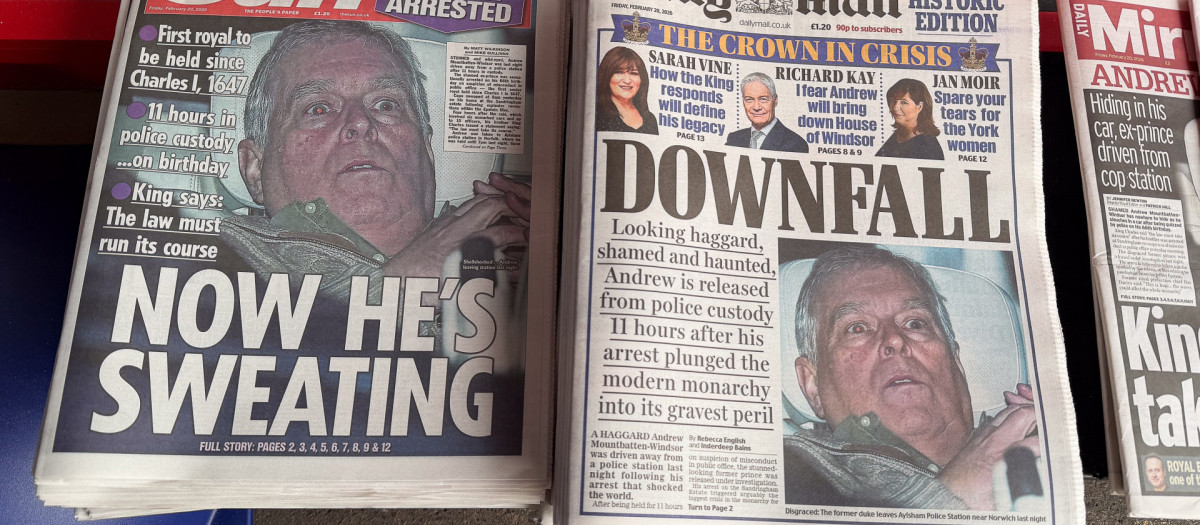 Portadas de periódicos con una foto de Andrés Mountbatten-Windsor, saliendo de una comisaría en Norfolk anoche tras su arresto por la Policía de Thames Valley