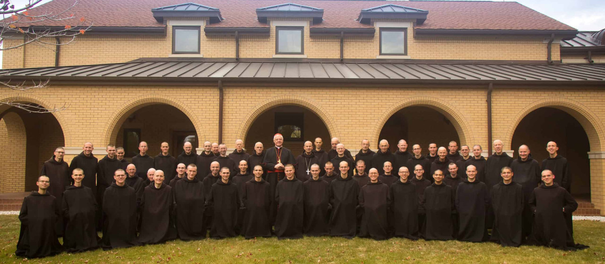 Algunos de los monjes con el cardenal Müller, quien les predicó un retiro en 2021