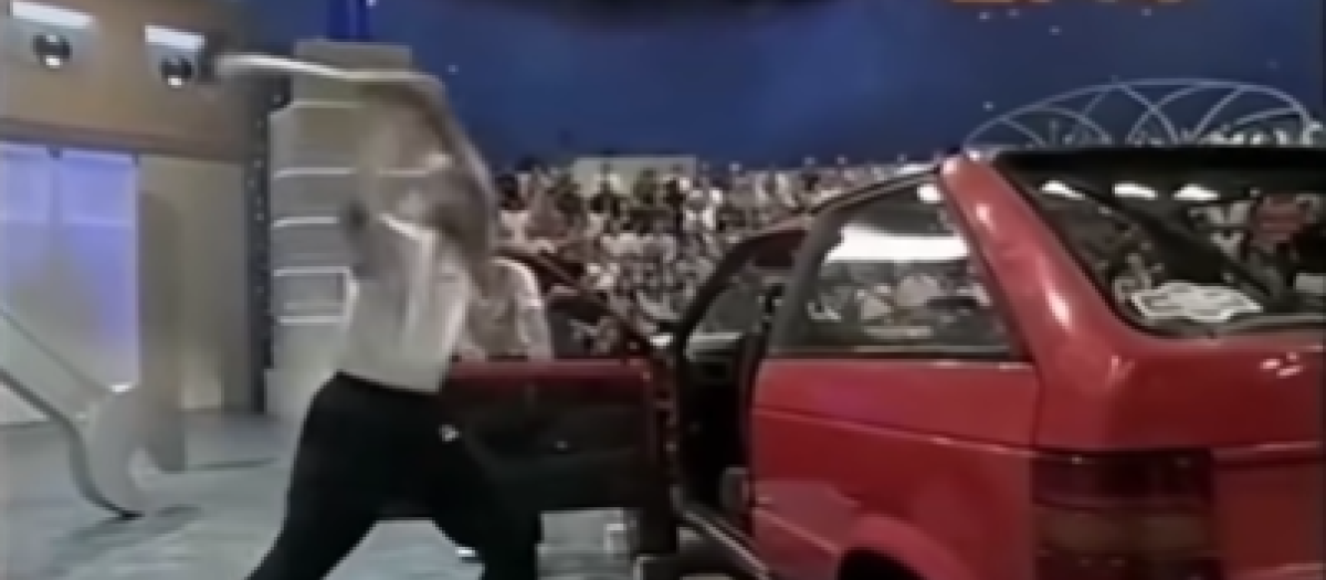 Imagen del bombero, Arturo Martín, a golpe de hacha