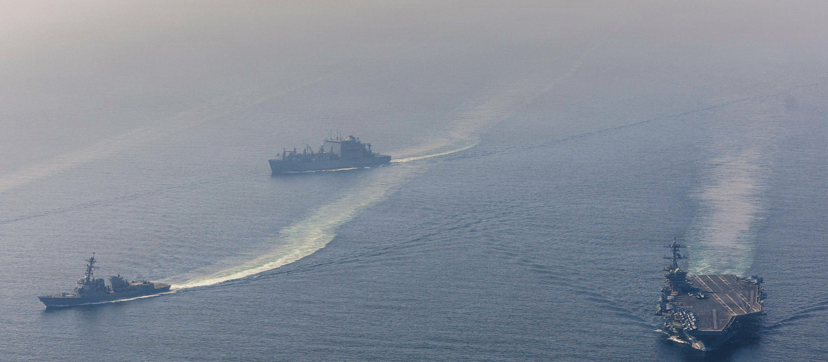 El portaaviones USS Abraham Lincoln (CVN 72), de clase Nimitz, navega junto al destructor de misiles guiados USS Frank E. Petersen J