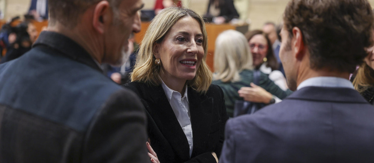 La presidenta extremeña en funciones, María Guardiola, antes del inicio del pleno de la Asamblea regional
