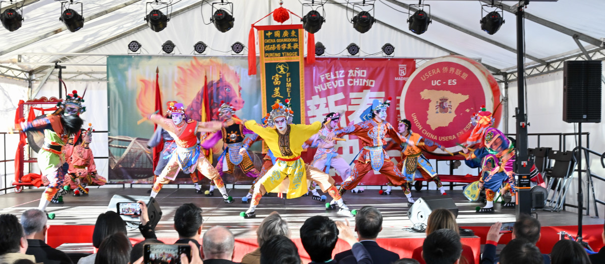 Una actuación durante el acto de inauguración del Año Nuevo Chino del Caballo de Fuego 2026, en la explanada de la Junta Municipal de Usera, a 20 de febrero de 2026