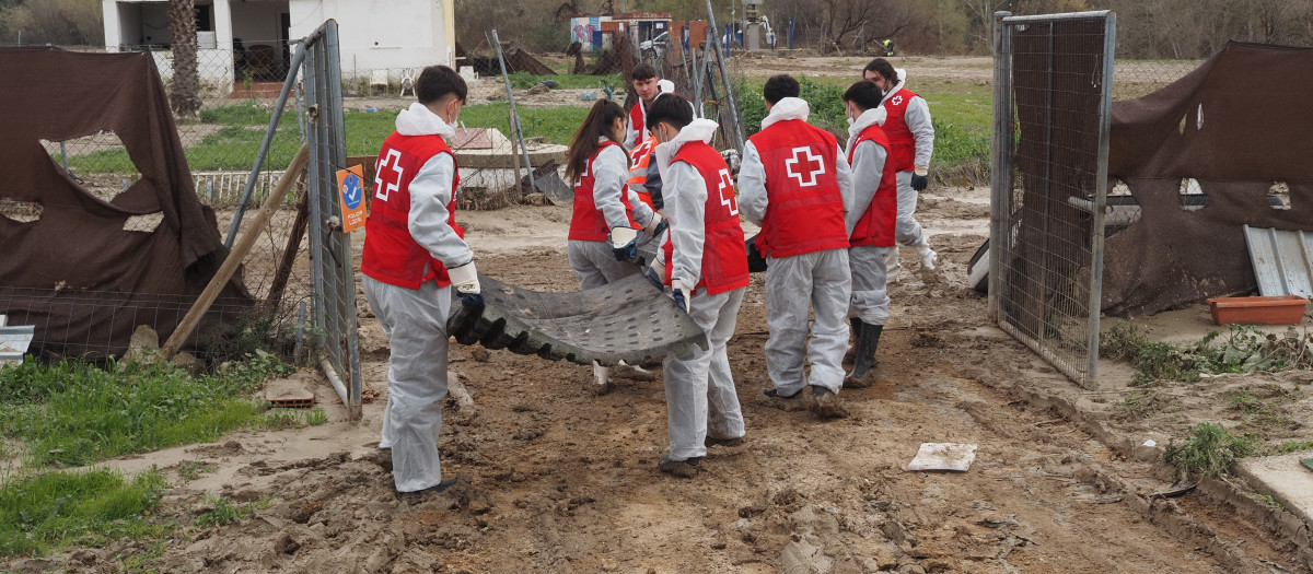 Voluntarios de Cruz Roja retirando enseres de una casa