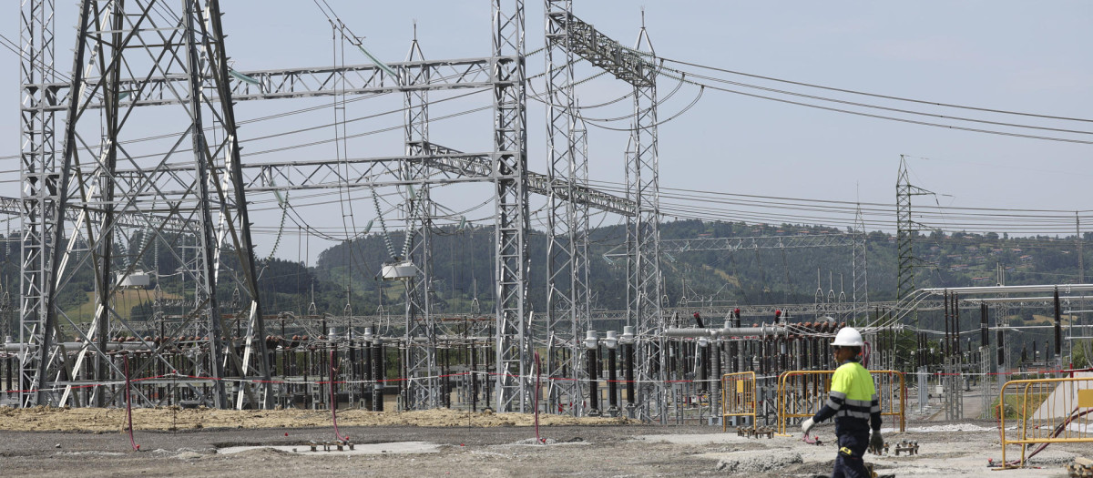 Construcción de naves para la transformación de energía de corriente alterna a corriente continua para el transporte a través del cable de interconexión con Francia