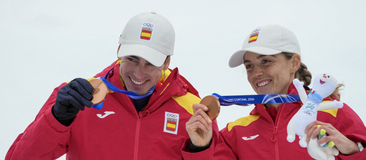 Los medallistas en relevo mixto Oriol Cardona Coll y Ana Alonso Rodríguez de España celebran el bronce
