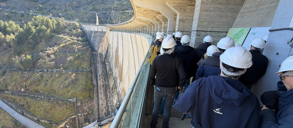 Varios madrileños este sábado en la presa de El Atazar