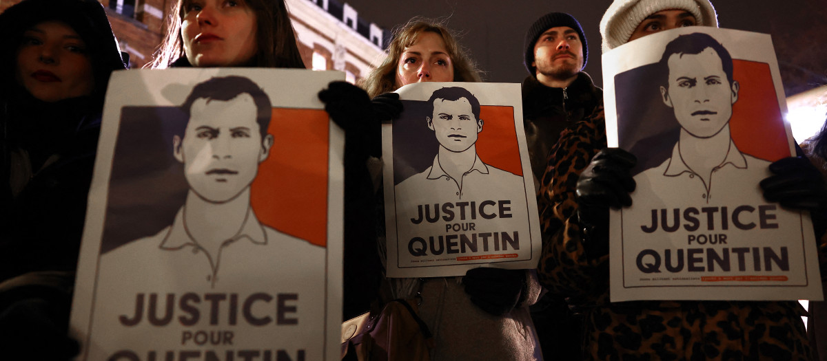 Manifestantes sostienen retratos durante una manifestación en homenaje a Quentin Deranque en Lille, norte de Francia