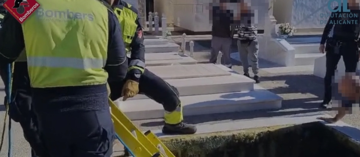 Imagen del rescate del trabajador del cementerio de Torrevieja herido