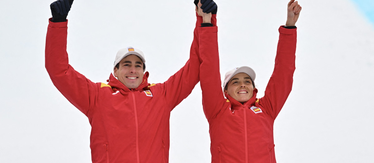Oriol Cardona y Ana Alonso celebran el bronce conseguido en el relevo mixto