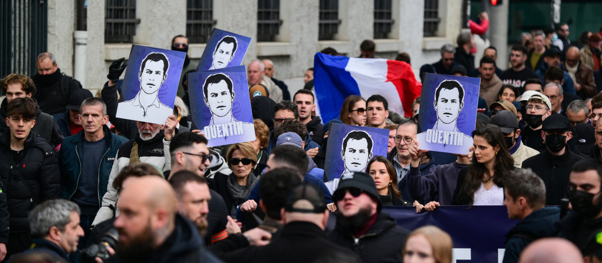 Manifestantes sostienen retratos del joven estudiante Quentin Deranque