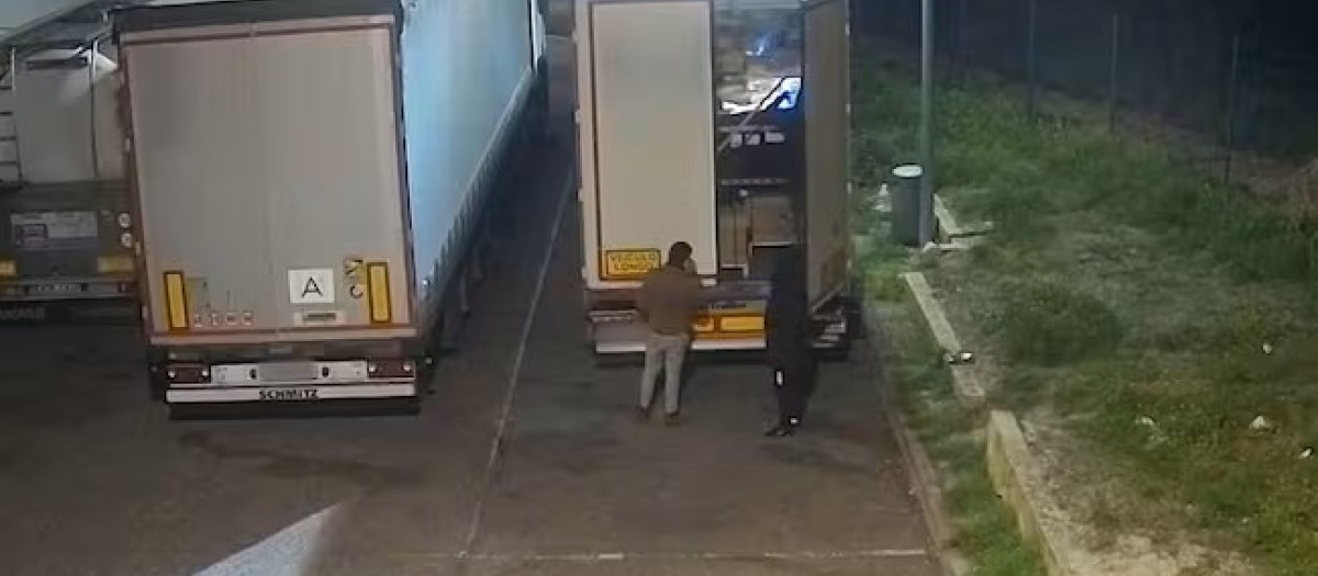 Los asaltadores de camiones no dudan a la hora de vaciar la carga