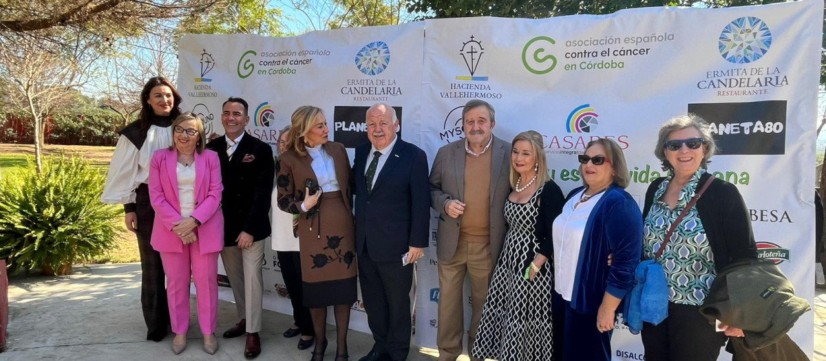 Asistentes a la VII Gala de la AECC. En el centro, Jesús Aguirre, presidente del Parlamento de Andalucía