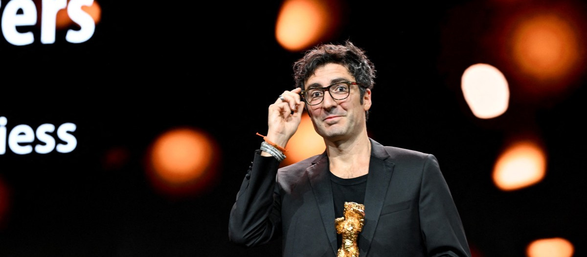 El director de cine alemán İlker Catak sostiene el Oso de Oro a la Mejor Película por 'Yellow Letters'