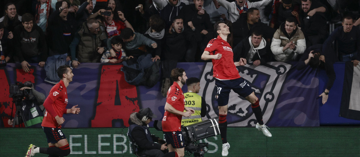 Los jugadores de Osasuna celebran el gol de Budimir