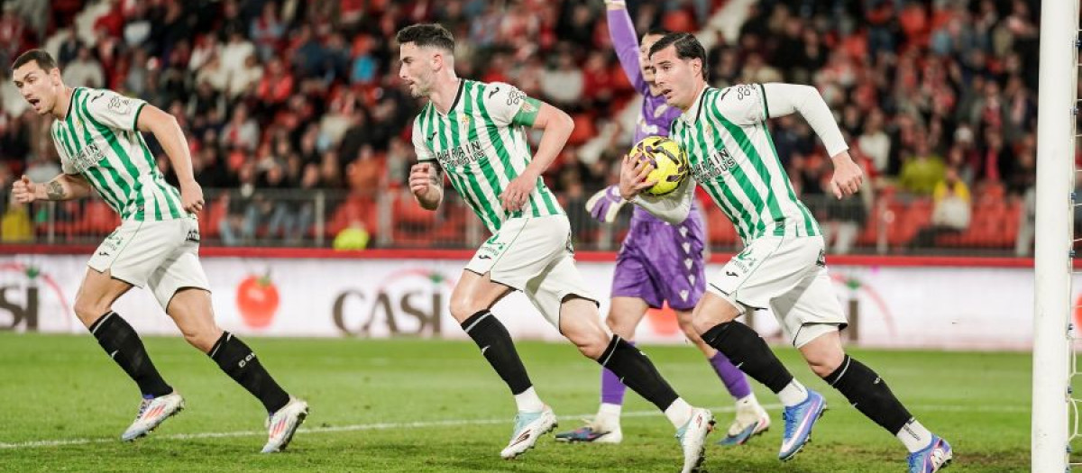 Sergi Guardiola recoge el balón de la portería después del tanto de Percan