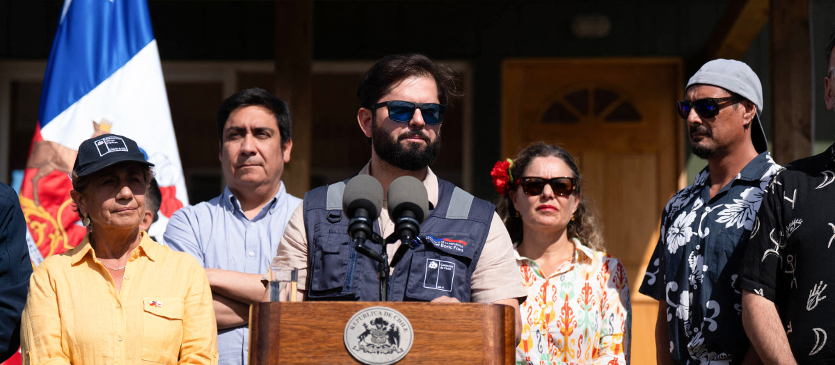 El presidente chileno Gabriel Boric hablando durante una conferencia de prensa en la Isla de Pascua, Chile