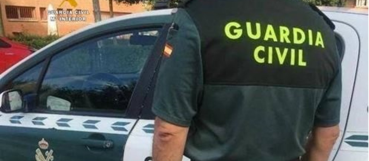 Un agente y un coche de la Guardia Civil