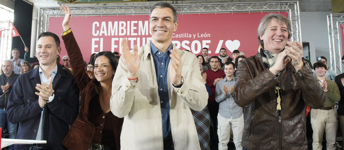 Pedro Sánchez, y el candidato Partido Socialista a la Presidencia de la Junta de Castilla y León, Carlos Martínez, este domingo, en Ponferrada