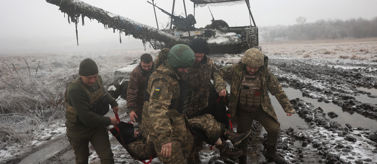 Tripulaciones de tanques ucranianos practican la evacuación de un camarada durante un ejercicio cerca del frente en dirección a Bajmut, en la región de Donetsk