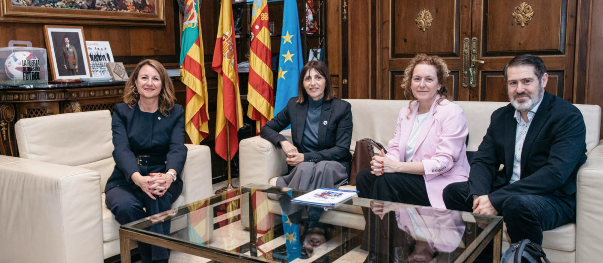 Begoña Carrasco, recibe a la Federación Empresarial del Metal con la que el Consistorio firmará un convenio