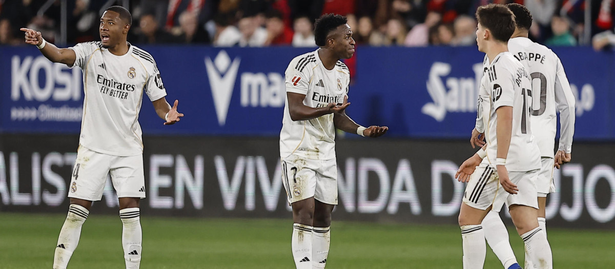 Los jugadores del Real Madrid durante el partido ante Osasuna en El Sadar