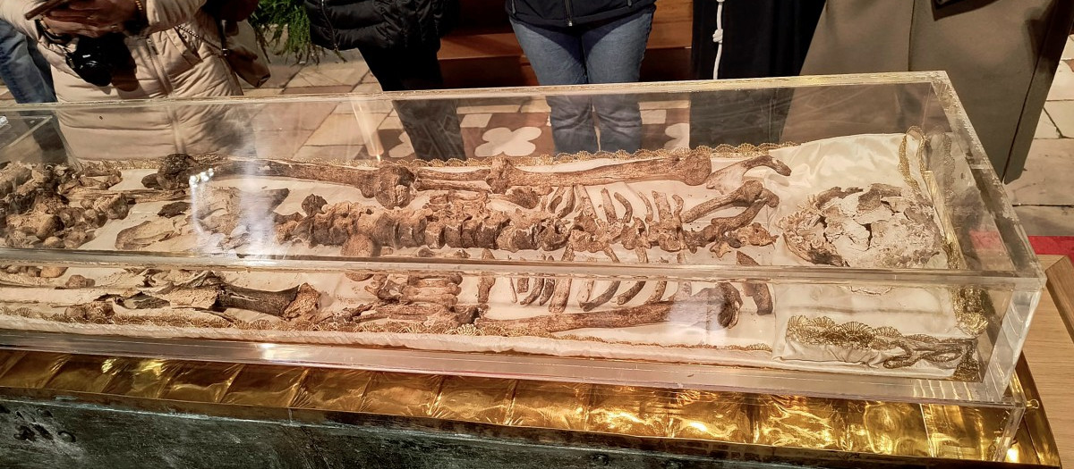 Los restos de San Francisco de Asís, expuestos en una vitrina dentro de la Basílica de San Francisco de Asís