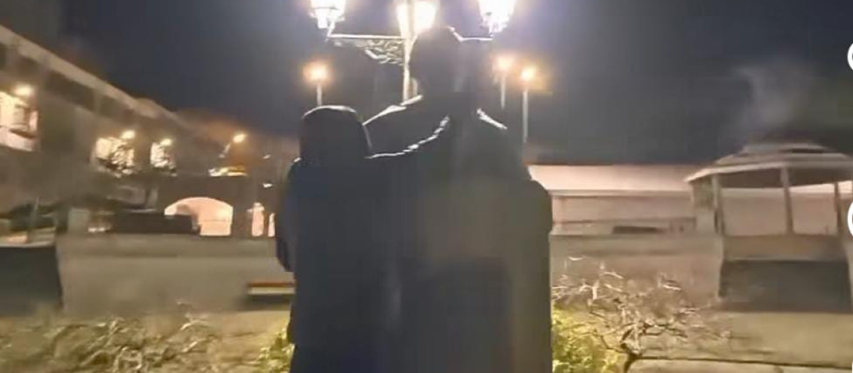 Encapuchado manchando de pintura el busto de Fraga