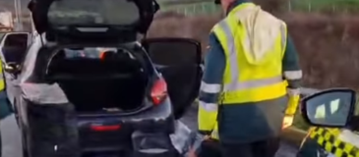 La parte trasera del vehículo junto al guardia civil