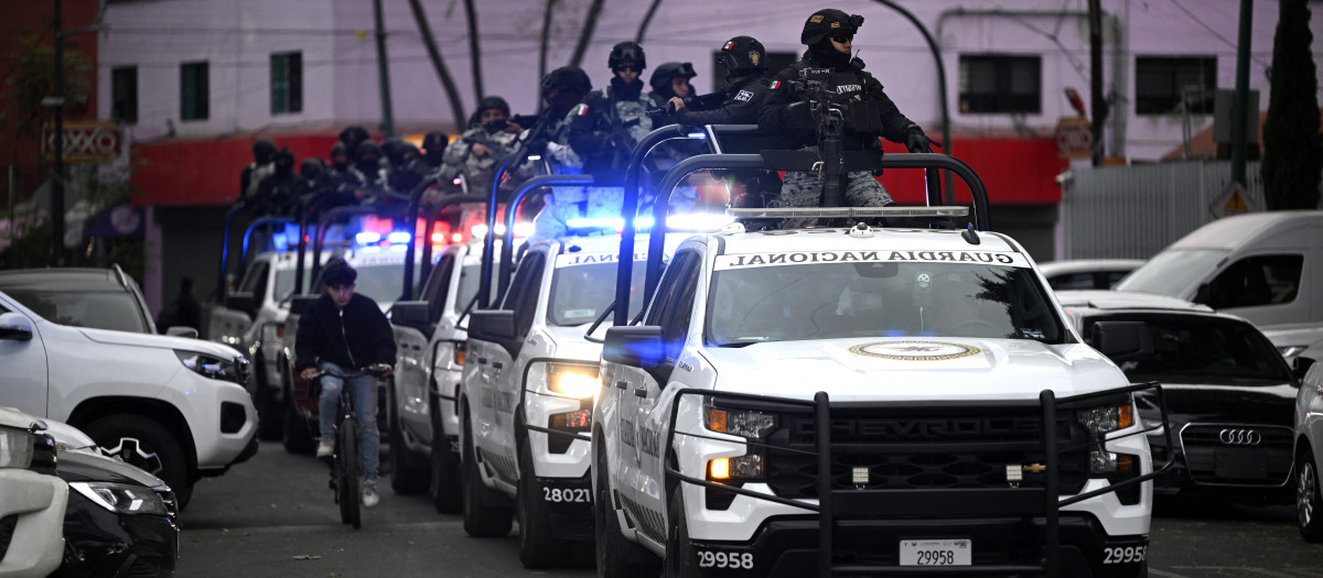 Mexican National Guard special forces patrol around the Specialized Prosecutor's Office for Organized Crime (FEMDO) headquarters in Mexico City on February 22, 2026. Mexico confirmed on February 22, 2026, that soldiers killed a powerful drug cartel leader who was one of the most wanted men here and in the United States. Nemesio Oseguera, the 59-year-old leader of the violent Jalisco New Generation Cartel, was wounded in a clash with soldiers in the town of Tapalpa and died while being flown to Mexico City, the army said in a statement. (Photo by Alfredo ESTRELLA / AFP)