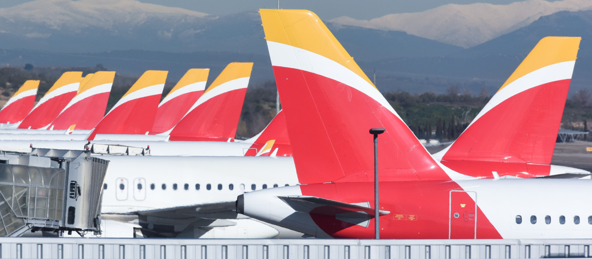 Aviones de Iberia aparcados en las pistas del aeropuerto Adolfo Suárez Madrid-Barajas