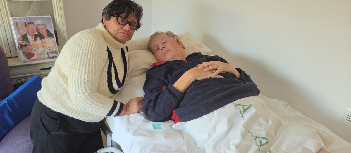 El matrimonio, en su vivienda de Roquetas de Mar (Almería), donde él permanece encamado con cuidados paliativos.

EUROPA PRESS
20/2/2026