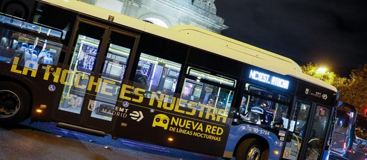 Autobús nocturno en la Puerta de Alcalá