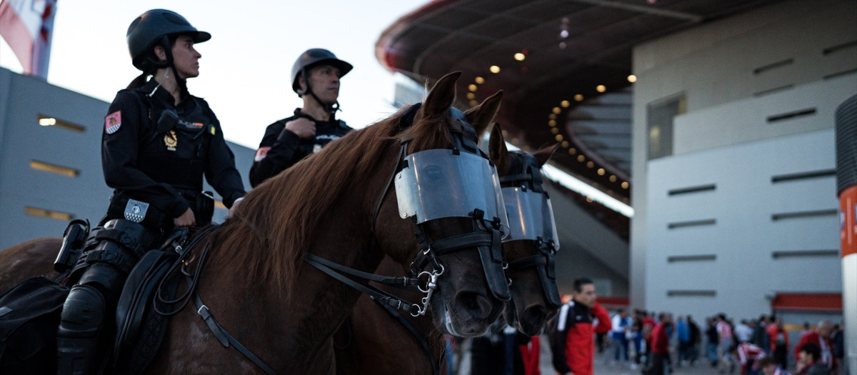 Varios agentes de Policía a caballo controlan los exteriores del Metropolitano