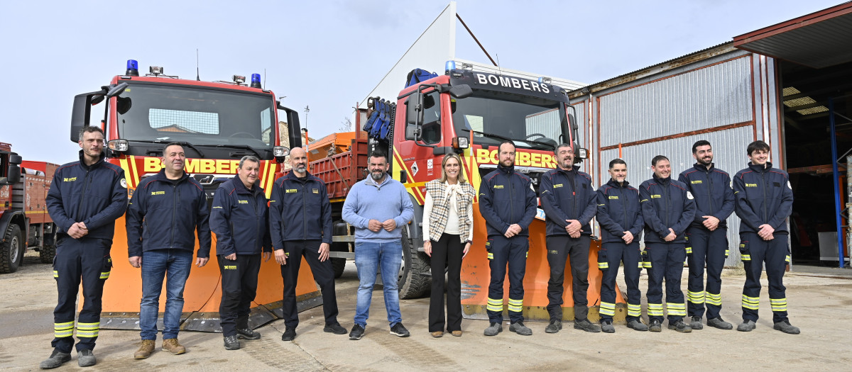 Imagen de los bomberos junto con los nuevos vehículos