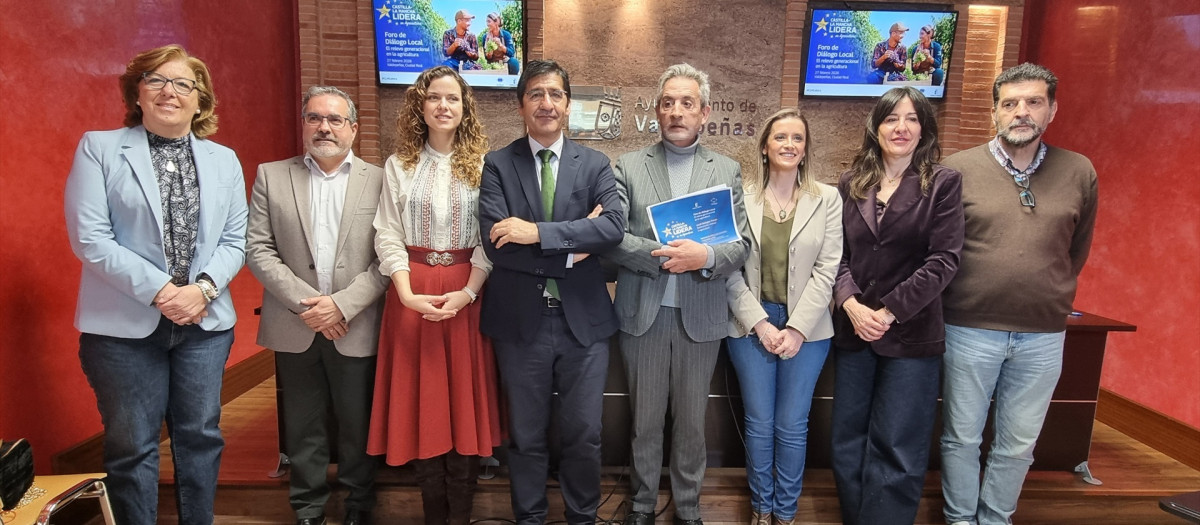 Presentación del foro sobre relevo generacional en el campo organizado por el Gobierno de Castilla-La Mancha y el Comité Europeo de las Regiones en Valdepeñas.

REMITIDA / HANDOUT por AYUNTAMIENTO DE VALDEPEÑAS
Fotografía remitida a medios de comunicación exclusivamente para ilustrar la noticia a la que hace referencia la imagen, y citando la procedencia de la imagen en la firma
23/2/2026