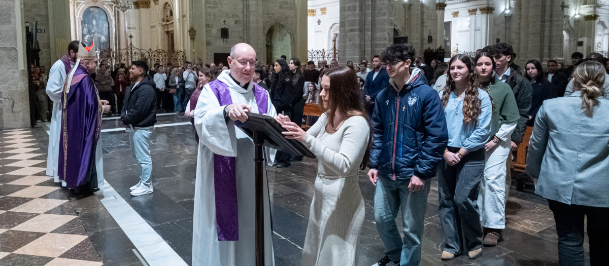 Mons. Benavent preside en la Catedral el «rito de la Elección», con más de un centenar de adultos que piden el Bautismo