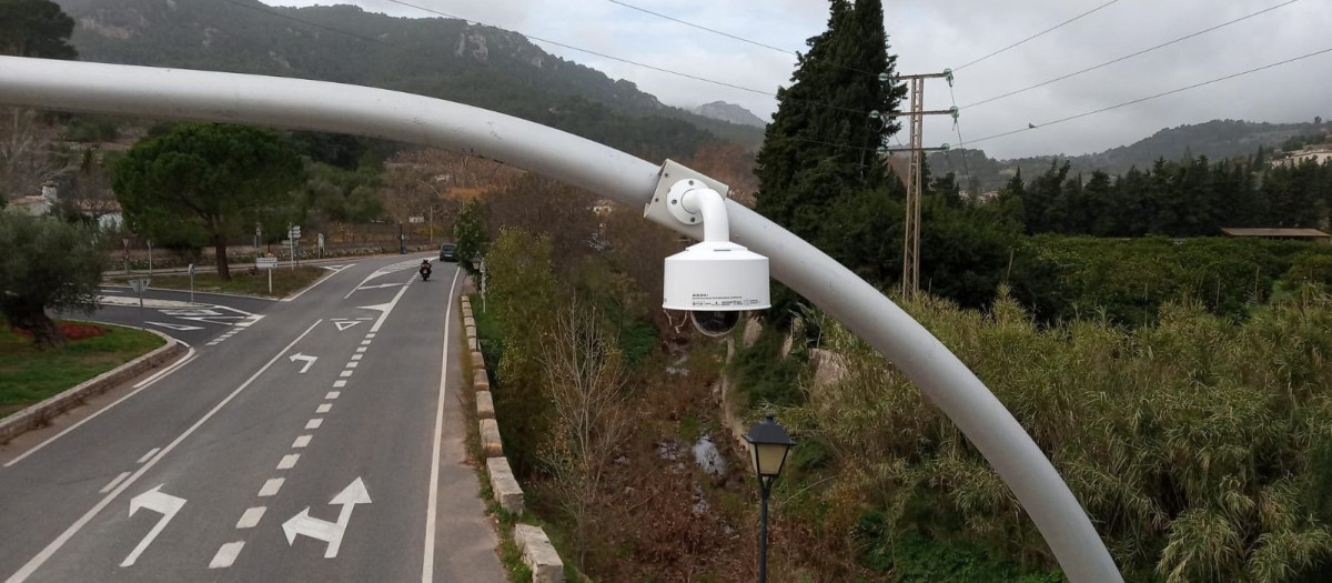 Una cámara en una carretera de Mallorca

REMITIDA / HANDOUT por CONSELL DE MALLORCA
Fotografía remitida a medios de comunicación exclusivamente para ilustrar la noticia a la que hace referencia la imagen, y citando la procedencia de la imagen en la firma
09/11/2023