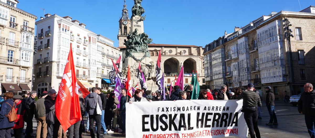 Los sindicatos ELA, LAB y Steilas se concentran en la plaza de la Virgen Blanca de Vitoria-Gasteiz contra un acto de Vox
