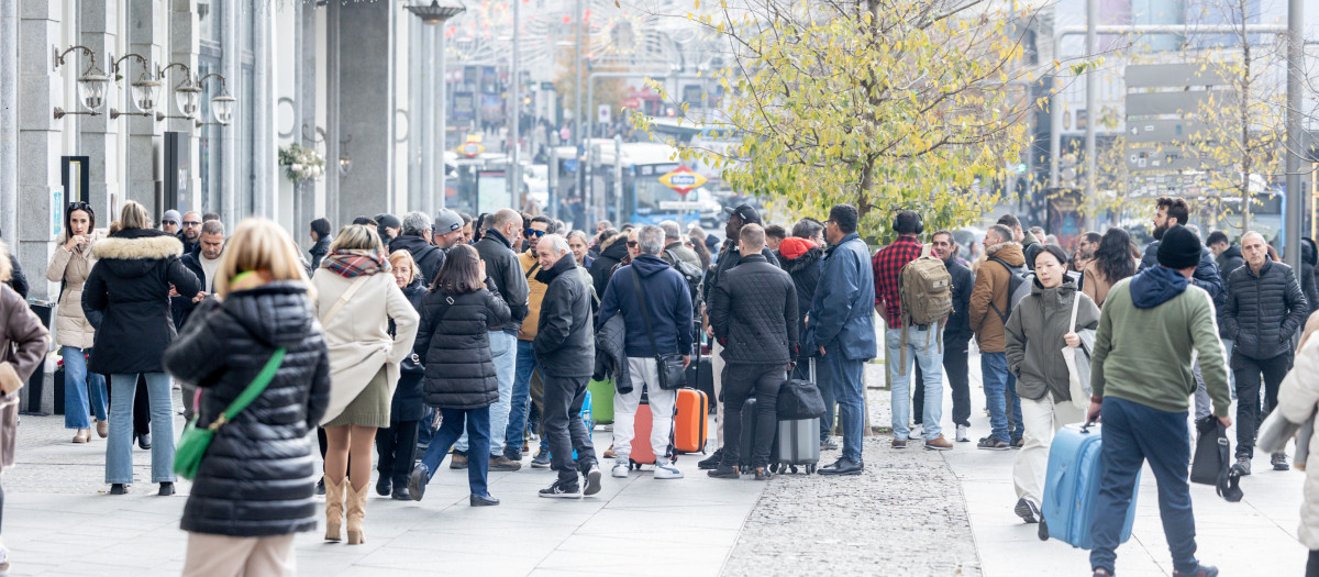 Decenas de personas en Gran Vía (Foto de archivo)