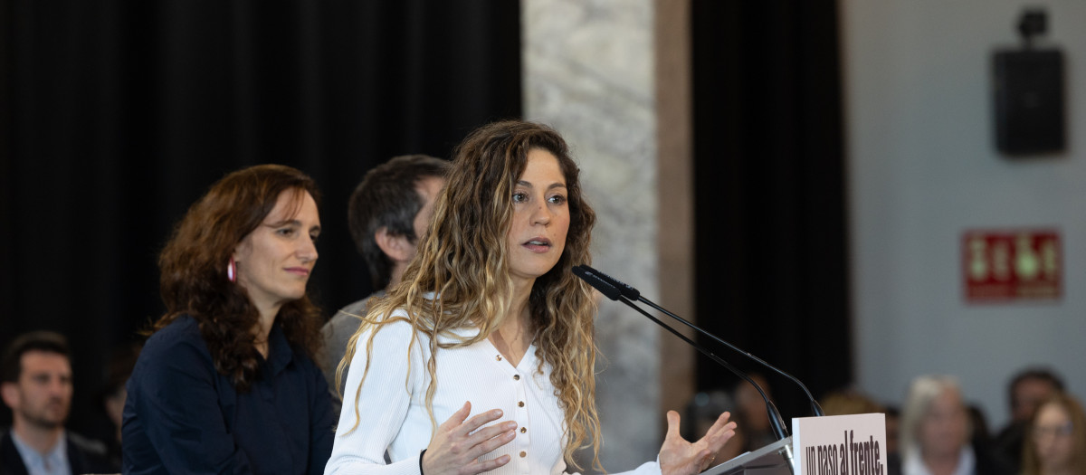 La ministra de Sanidad, Mónica García (i), y la coordinadora general de Sumar, Lara Hernández (d), durante el acto de refundación del proyecto de las izquierdas, en el Círculo de Bellas Artes de Madrid, a 21 de febrero de 2026, en Madrid (España).