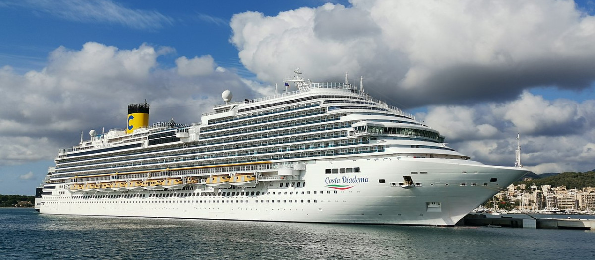 Barco de Costa Cruceros en Palma de Mallorca