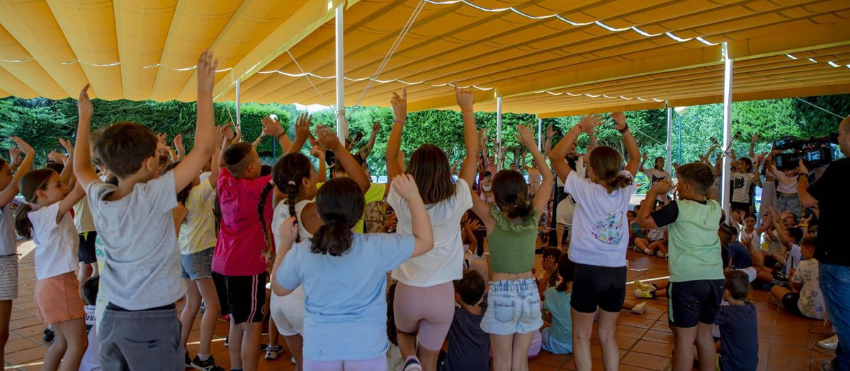 Un grupo de niños participa en una actividad en el campamento de Cerro Muriano