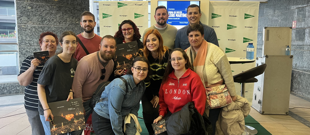 Imagen tomada de Leire Martínez durante la firma de su primer disco en solitario en El Corte Inglés Avenida de Francia de Valencia