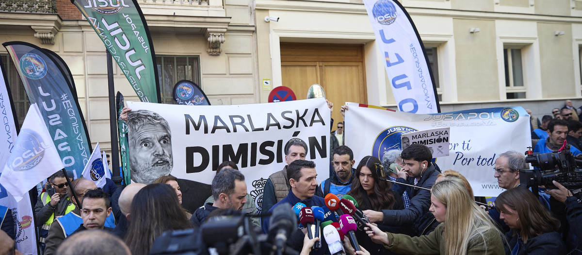 Varias personas durante una protesta contra el ministro del Interior, Fernando Grande-Marlaska, y del director general de la Policía Nacional, Francisco Pardo Piqueras, ante la sede del Ministerio del Interior, a 23 de febrero de 2026, en Madrid (España). Bajo el lema 'Dimisión', la concentración ha sido convocada por el sindicato Justicia Policial (Jupol) y a ella se han sumado la asociación profesional Justicia Guardia Civil (Jucil) y Justicia Salarial Policial (Jusapol), que integra a efectivos de los dos cuerpos, para pedir la dimisión de Marlaska tras la denuncia por violación al Director Adjunto Operativo.

Jesús Hellín / Europa Press
23/2/2026