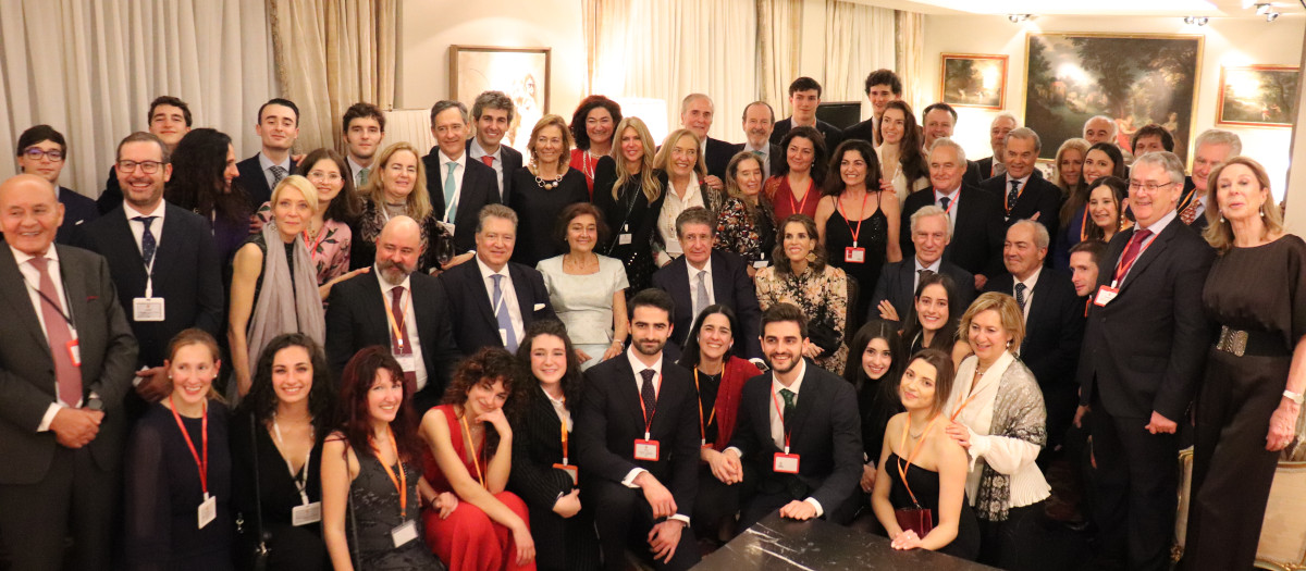 Foto de familia de la reunión de los 100 Fernández de Córdova